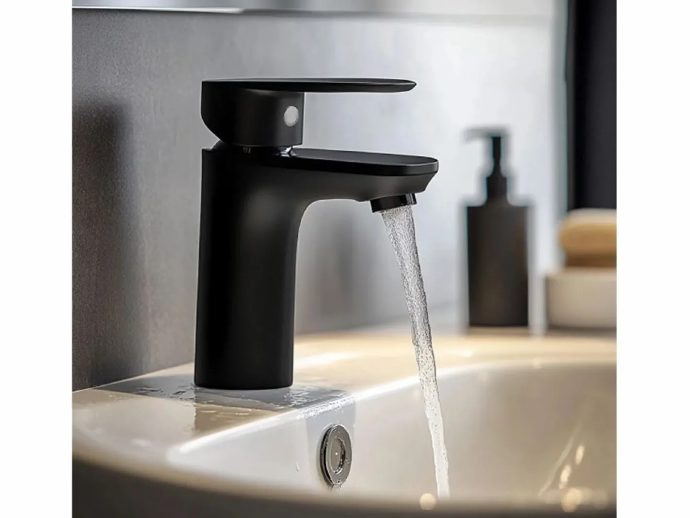 columna de duchas en cromado y grifos de cocina en negro mate^Aica Sale
