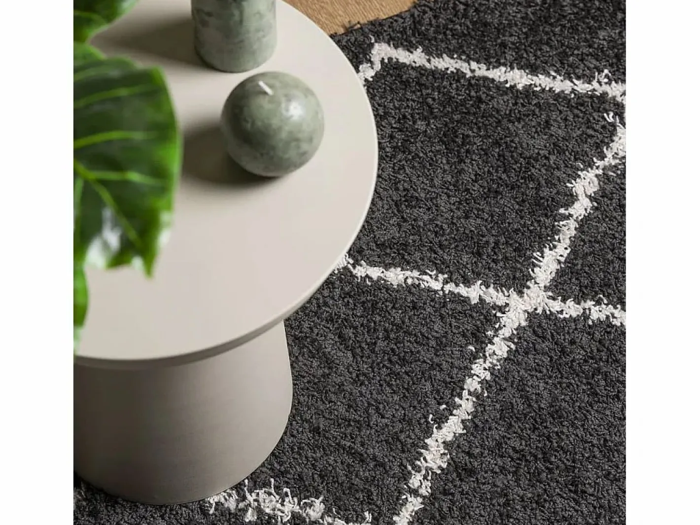 Alfombra moderna de pelo largo en color y crema de 140 x 200 cm Negro Clearance