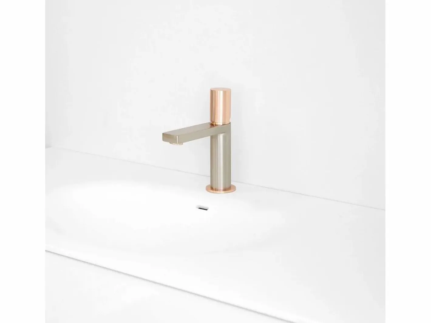Allure mezclador bajo de lavabo de acero inoxidable y oro rosa^Essebagno