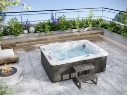 VOGUE SPA Bañera De Hidromasaje De Exterior|Bañera de hidromasaje de 3 plazas perlado con cubierta, 65 chorros, Ancho 210 x Prof. 158 x Alt. 73 cm, motor BALBOA, FIDJI