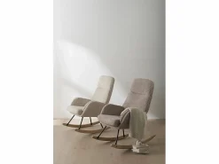 Sillón Balancín|Balancín tapizado en pana lavanda rosácea, patas metal y patín madera