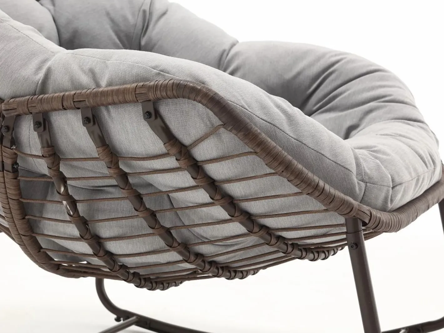 Sillón Escandinavo|Cocon - Mecedora de ratán - Estructura de acero con cojín suave - Para uso en interiores y exteriores
