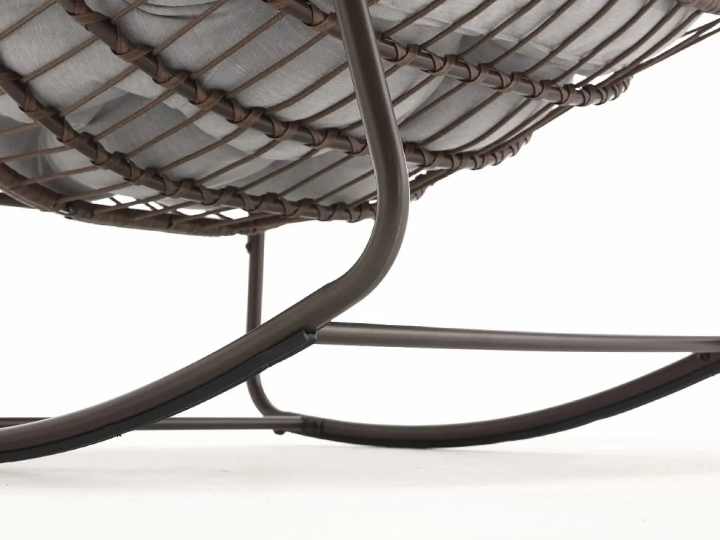 Sillón Escandinavo|Cocon - Mecedora de ratán - Estructura de acero con cojín suave - Para uso en interiores y exteriores