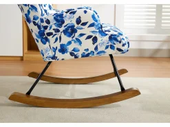 Elegante mecedora de terciopelo con estructura de metal y base de madera para un dormitorio con estilo.^