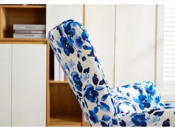 Elegante mecedora de terciopelo con estructura de metal y base de madera para un dormitorio con estilo.^