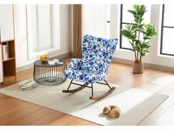 Elegante mecedora de terciopelo con estructura de metal y base de madera para un dormitorio con estilo.^