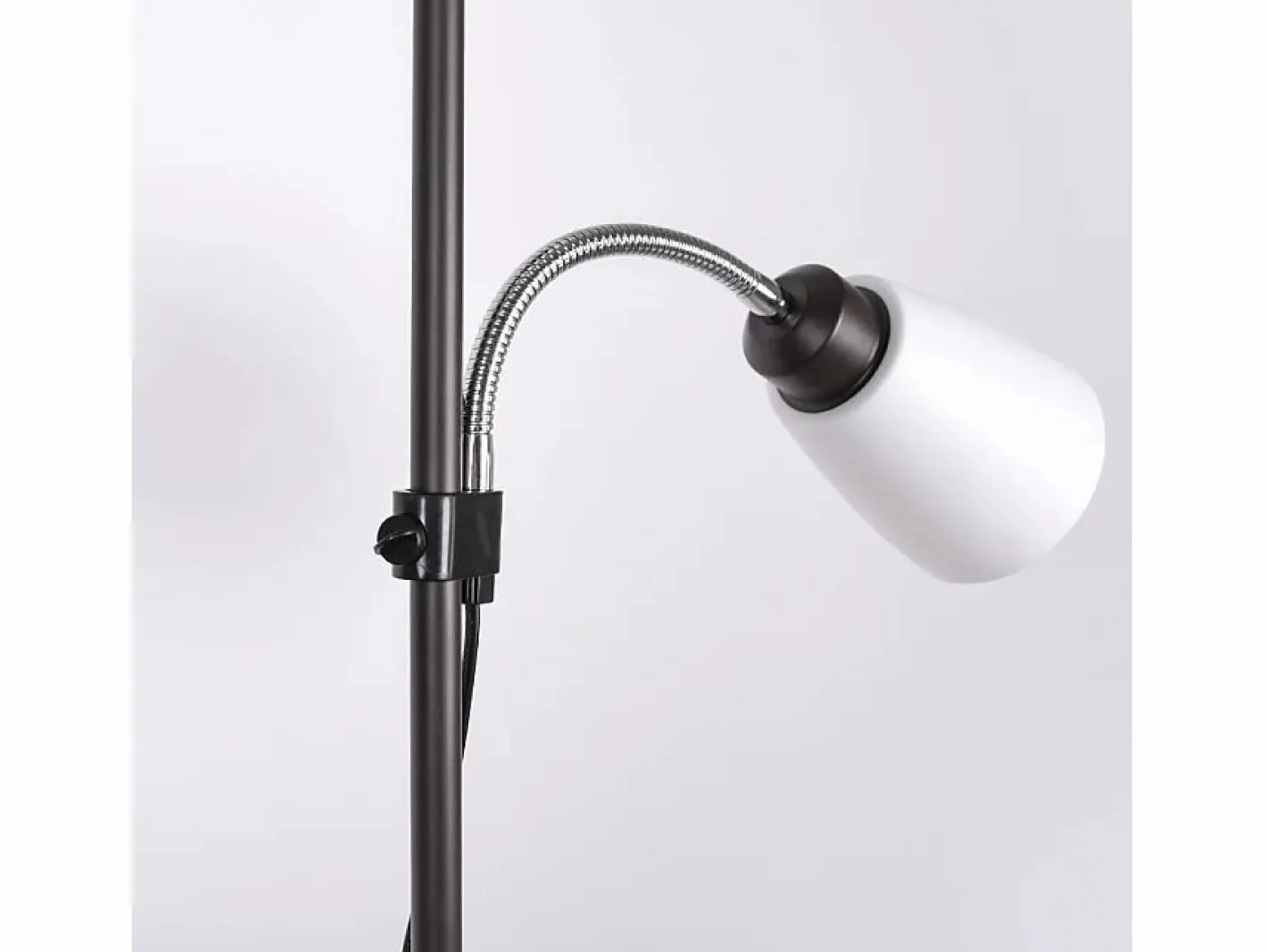 AKUNADECOR Lampara De Pie Varese De Metal Con Acabado De Intelusa Negro Sale