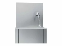 Fregadero|Lavabo de acero inoxidable con grifo y dispensador de jabón.