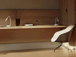 Lámpara de mesa LED Stem 5W negra, luz cálida, carga inalámbrica y cabezal ajustable Negro Best