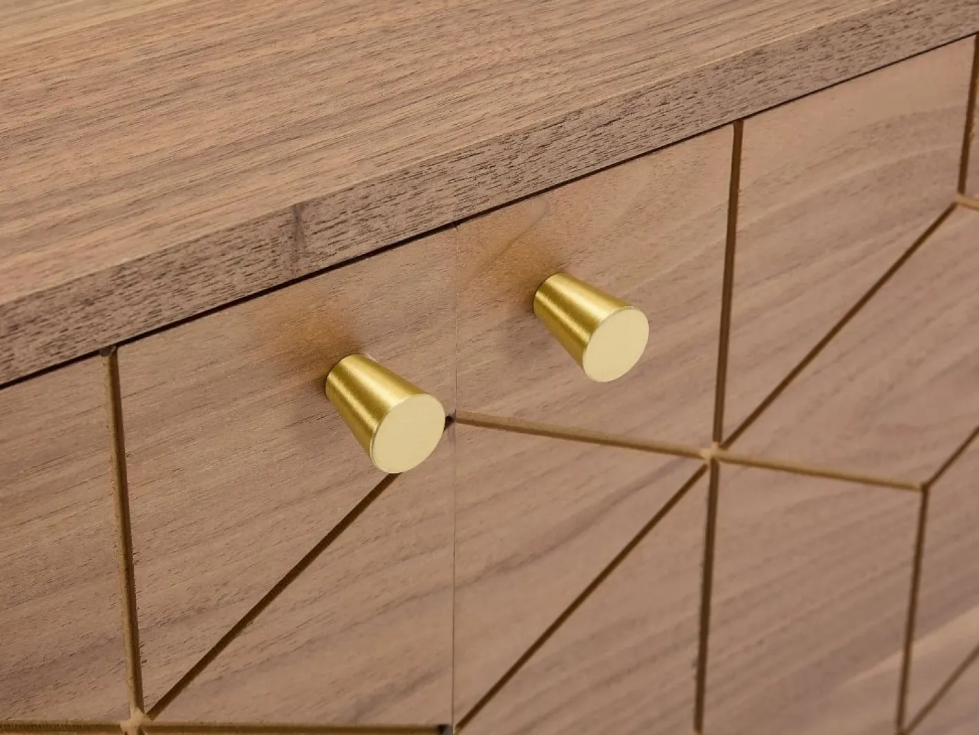 Mueble de TV con 2 puertas y 2 estantes abiertos, chapa de nogal - Natural oscuro y dorado - PARIOMA^Vente-unique Clearance