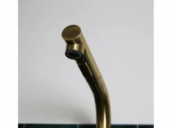 Pure II Mezclador de fregadero con teleducha extraíble en oro cepillado^Essebagno Hot