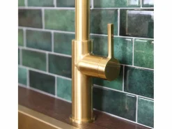 Pure II Mezclador de fregadero con teleducha extraíble en oro cepillado^Essebagno Hot