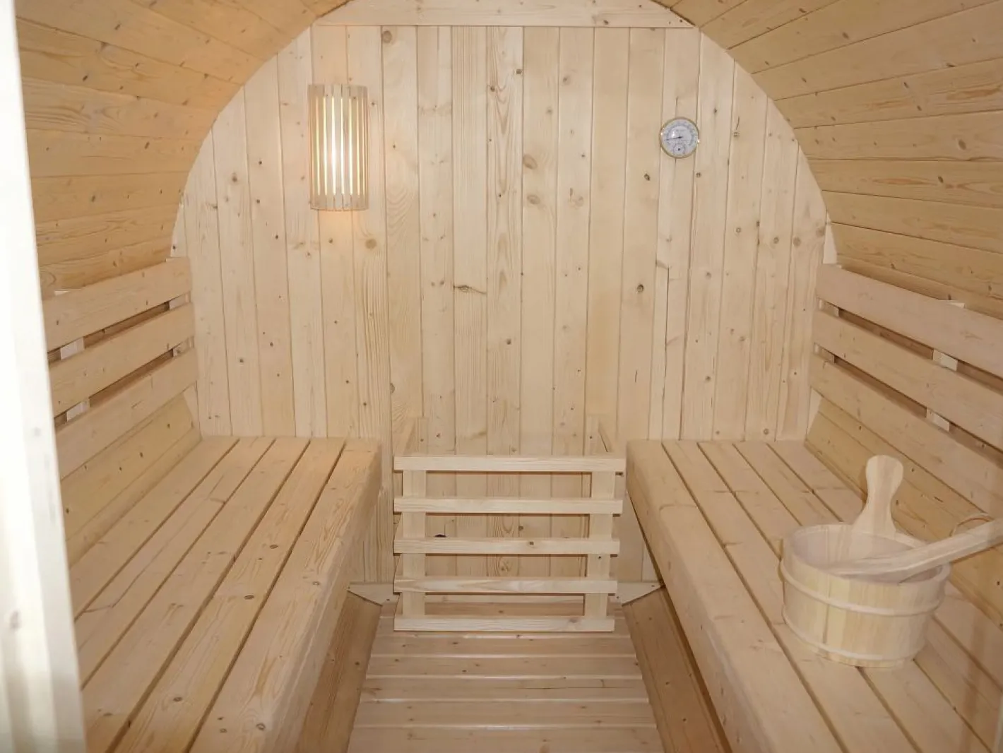 VOGUE SAUNA Sauna De Exterior|Sauna de exterior de 6 plazas, Ancho 185 x Prof. 220 x Alt. 190 cm, ISOKYRO