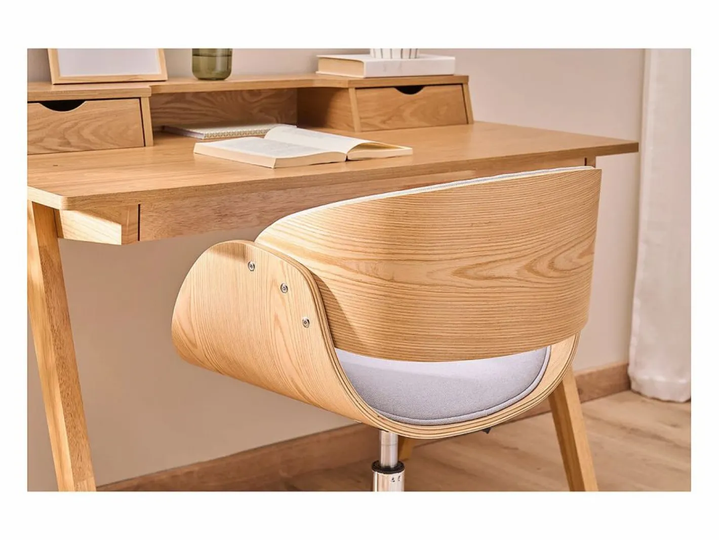 Silla de escritorio tejido claro y madera clara con ruedas BENT^Miliboo
