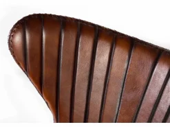 Sillón tapizado en piel natural marrón con patas de metal^Giner y colomer New