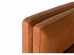 Sofá tapizado en piel estilo vintage y patas de metal 5 plazas^Giner y colomer New