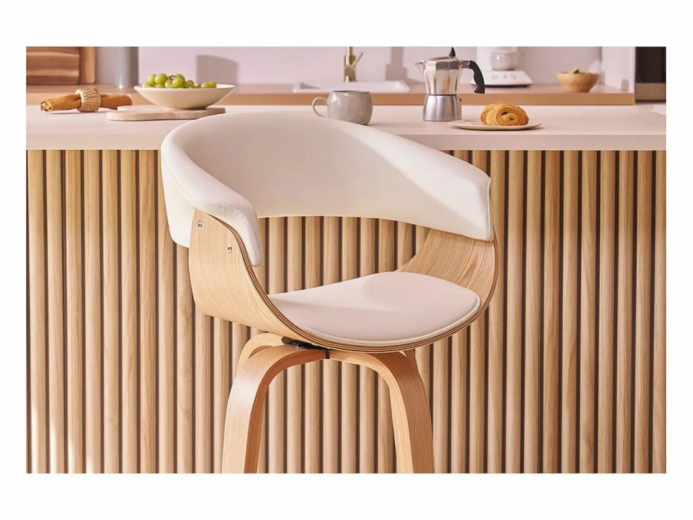 Miliboo Taburete de cocina de diseño giratorio y madera clara 67 cm OKTAV Blanco Sale